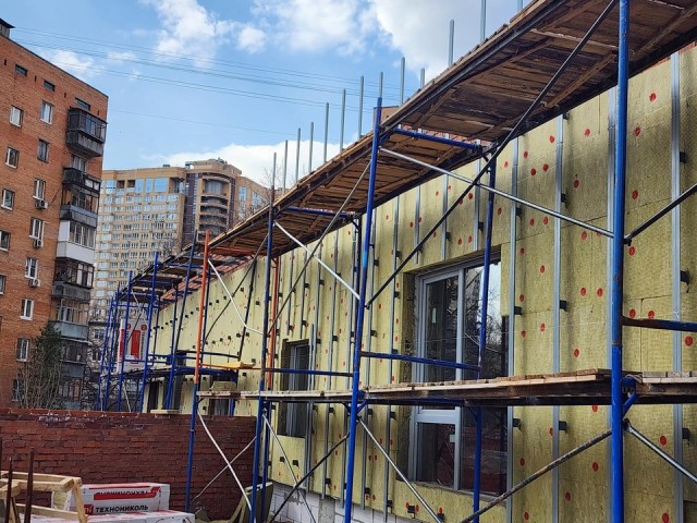 В пристройке к школе №1 утепляют фасады