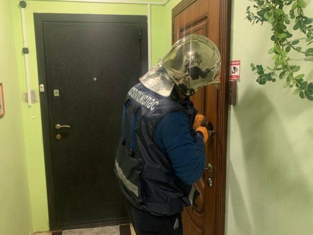 Спасатели помогли мальчику в Можайске попасть в запертую квартиру к матери