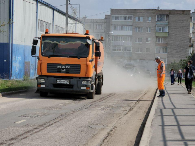 Улицы Луховиц теперь убирает современный дорожный пылесос