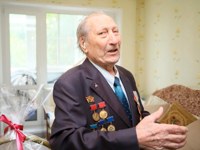 Дом ветерана ВОВ Дмитрия Киселева украсили именной табличкой к 80-летию Победы