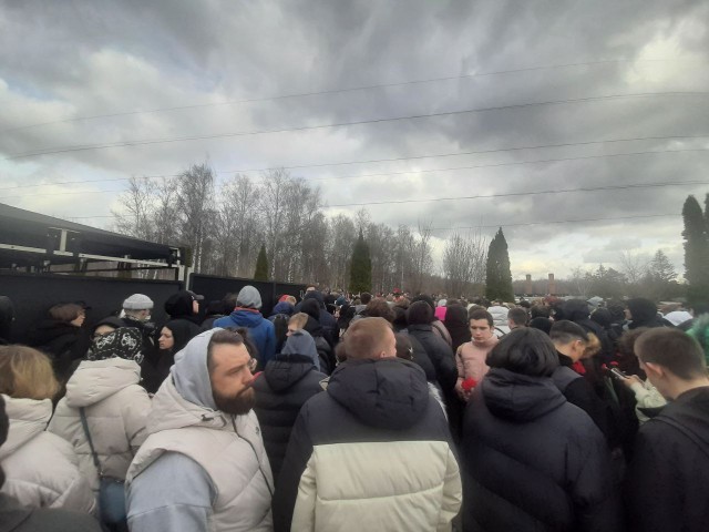 Толпа фанатов Паши Техника собралась на кладбище в Балашихе