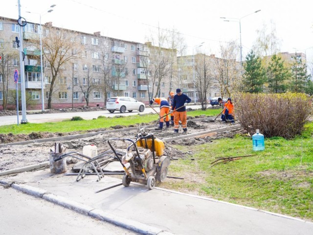 На проспекте Борзова и улице Строителей начали ремонтировать тротуары