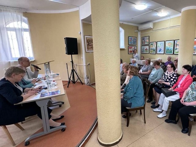 В Домодедове врач встретился с пожилыми людьми