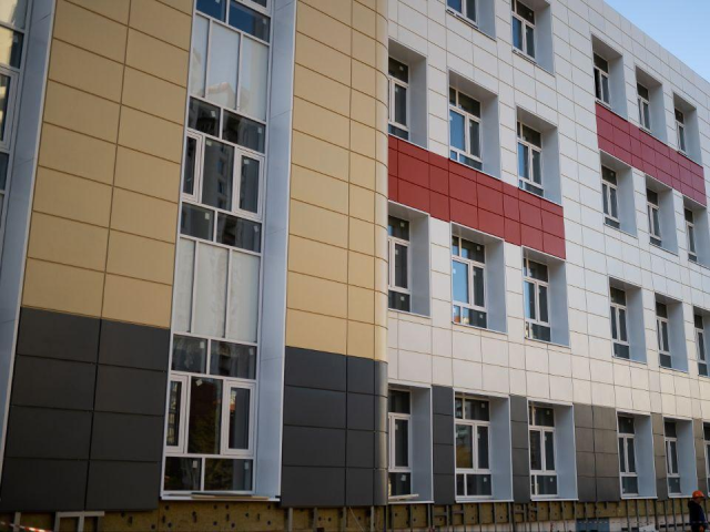 Еще больше строителей будут возводить школу №7 в Дзержинском