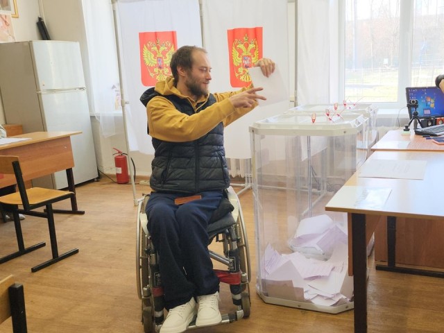 Спортсмен-колясочник проголосовал в Люберцах на выборах в Совет депутатов