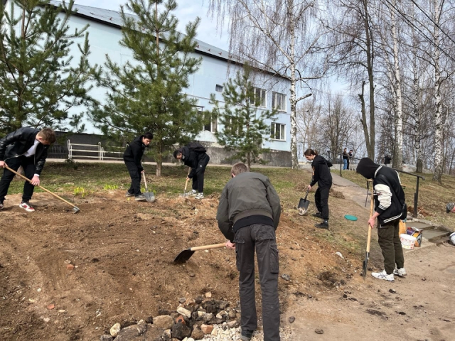 Студенты Подмосковья навели марафет на территории колледжа в честь весны