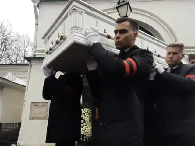 Сотни поклонников встретили гроб Паши Техника на Николо-Архангельском кладбище