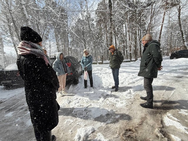 У дома 7 в поселке Юность расчистят двор и восстановят освещение