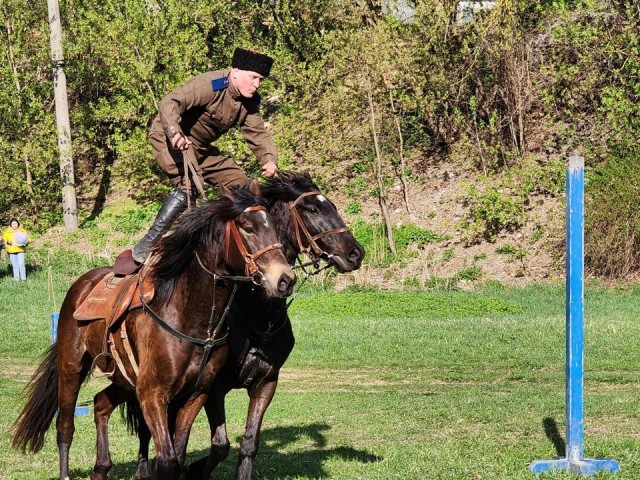 Езда на двух лошадях и фланкировка: всадники выступили на реконструкции в Химках