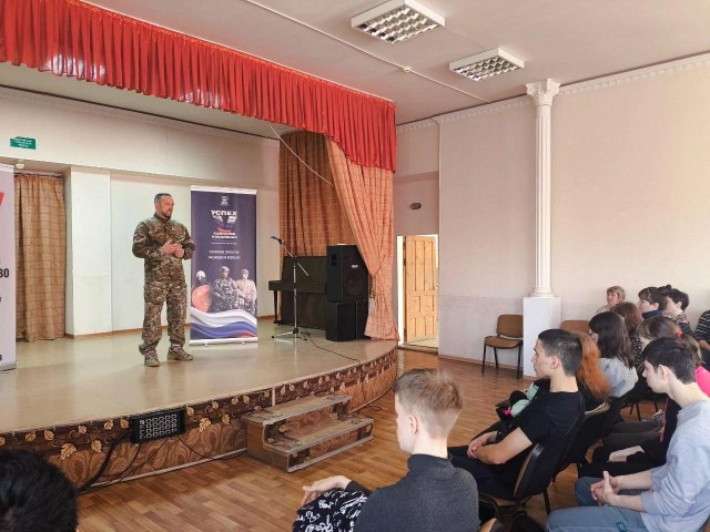 Ветеран СВО поделился опытом боевой службы со студентами из Рошаля