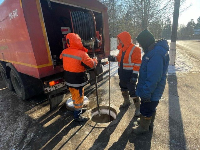 Специалисты устранили засор коллектора в Чехове