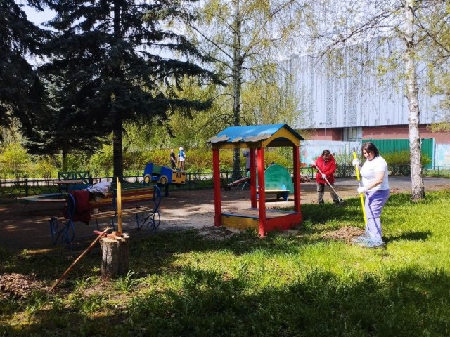 В Ивантеевке прибрали территорию и покрасили скамейки в социальном центре