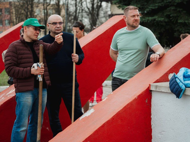 У памятника героям войны в Лосино-Петровском убрали мусор и покрасили бордюры