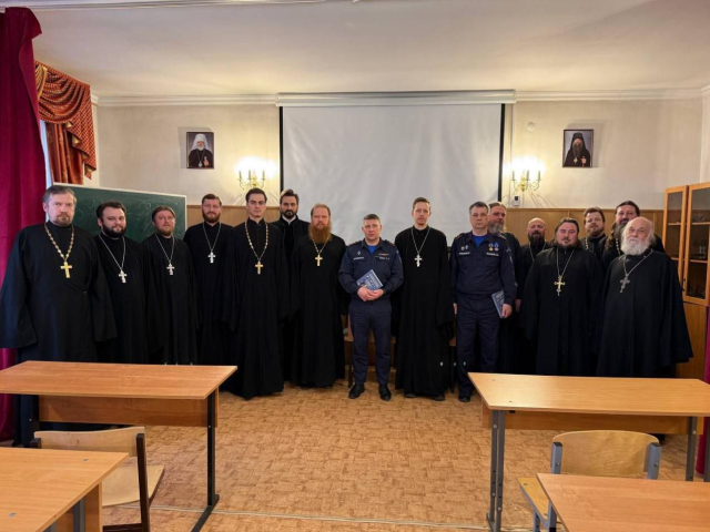 Проверить запасные выходы в храмах призвали спасатели настоятелей Солнечногорска