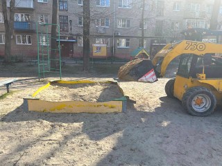 На проспекте Ильича завезли песок на детскую площадку