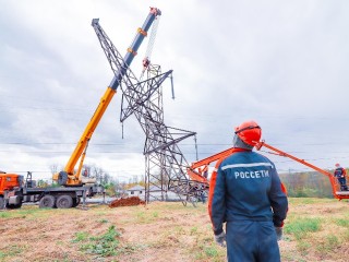 В Клину энергетики обновили пять опор линий электропередач