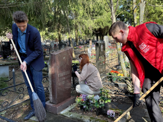 Студенты привели в порядок могилы преподавателей на кладбище в Городищах