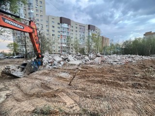 В Звенигороде начался демонтаж аварийного недостроенного дома