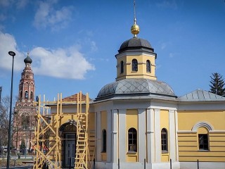 В часовне Николая Чудотворца в Бронницах спецы по куполам меняют кровлю