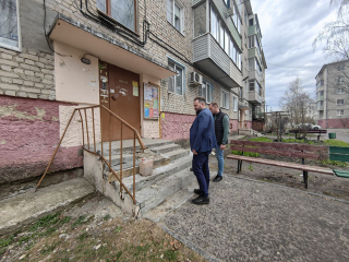 На Школьной улице починят сломанное крыльцо в одном из домов