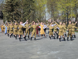 На площади мемориального комплекса в Луховицах школьники репетировали «Вальс Победы»