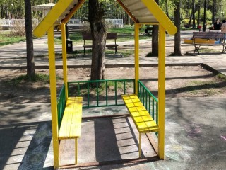 Скамейку и качели починили на детских площадках в Лыткарине