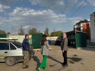 Мусор в контейнерах и во дворе уберут на Береговой и Весенней улицах