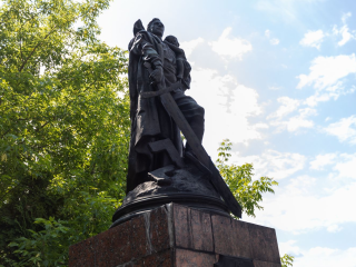 Воин-освободитель из Серпухова появится на транспортных картах из спецвыпуска