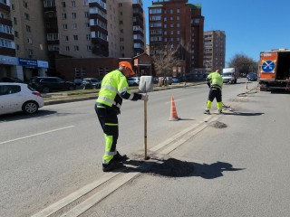 На опасном участке дороги в Истре начали установку тросового ограждения