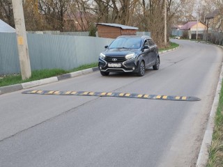 На опасном повороте в Серпухове установили «лежачий полицейский»