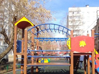 Детскую площадку на улице Пушкина обновили коммунальщики