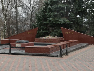 Сквер Победы будут убирать каждый день до празднования Великой Победы
