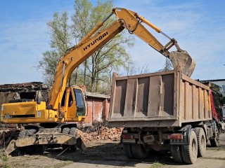 В Клину сносят старый клуб в деревне Захарово