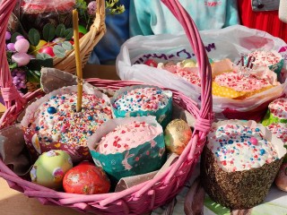 Лобненцы узнали о значении пасхальных яств во время чина освящения в храме
