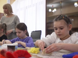 Дети Власихи сваляли из шерсти символы Пасхи