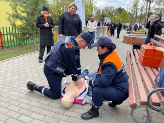 На ярмарке вакансий в Шатуре спасатели Мособлпожспаса рассказали о службе