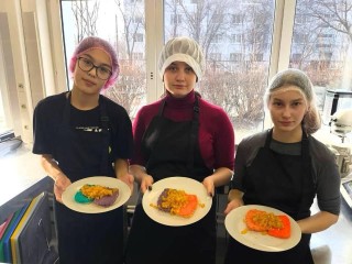 Школьники Ленинского округа знакомятся с профессиями повара и кондитера