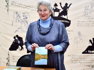 Книгу про героя Великой Отечественной войны автор передала библиотеке Ногинска