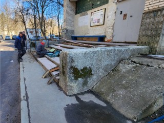 Городские службы устранят неровности на тротуаре за две недели