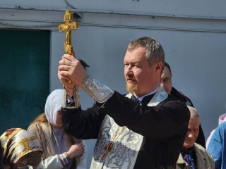Возле Троицкого храма в Мытищах беспрерывно освящают пасхальные куличи и яйца