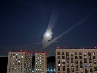 Удивительный эффект спиралей в небе засняли в Ленинском