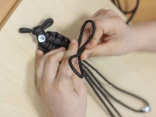 Дети из Клина сплели браслеты выживания для бойцов СВО