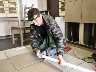 Коммунальщики горокруга меняют аварийные стояки горячей воды в доме на Борисовке