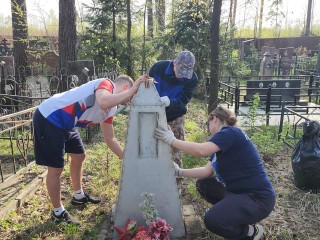 Мемориалы и воинские захоронения в Монине привели в порядок волонтеры