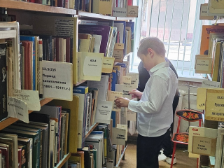 Школьники Фрязина узнали, по какому принципу расставлены книги на полках библиотеки
