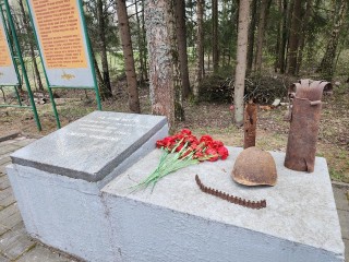 Волонтеры убрали мемориал партизанского отряда «Смерть фашизму»