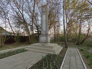 Волонтеры помогли привести в порядок мемориал в деревне Серково