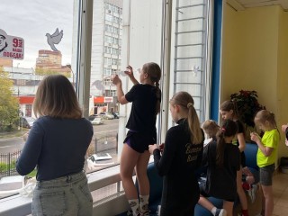 На окнах дворца спорта в Можайске появились голуби мира и символика Победы