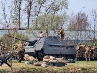 Взрывы во время военной реконструкции в Дубне заставили зрителей отойти от ограждений