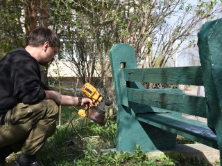 Коммунальные службы обновили лавочку возле одного из домов в Новолотошине